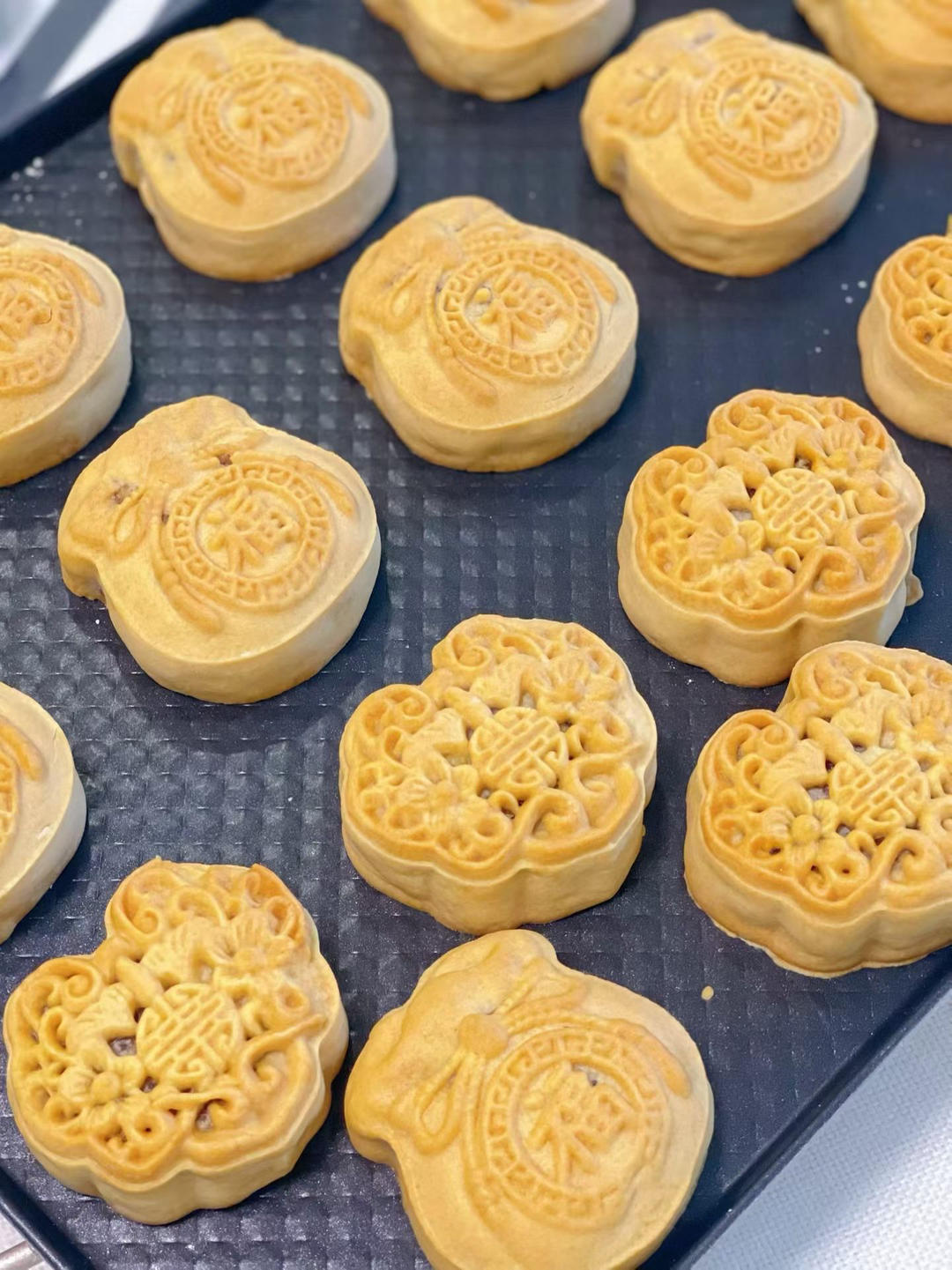 广式月饼—蛋黄莲蓉月饼