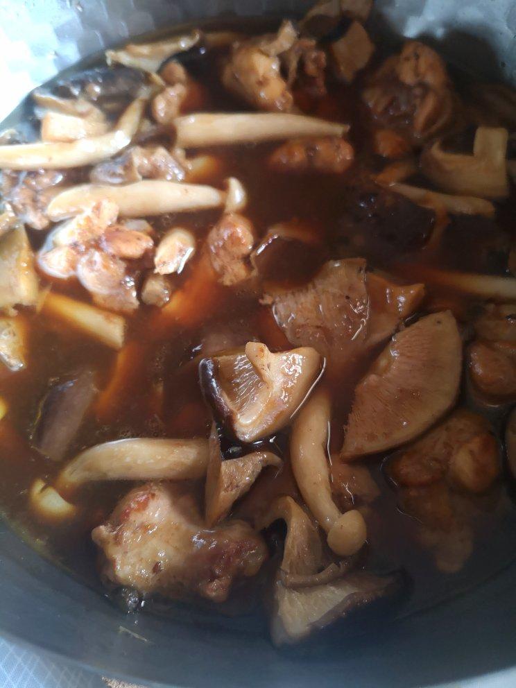 超下饭的蘑菇炖鸡翅，吃出了小时候的味道