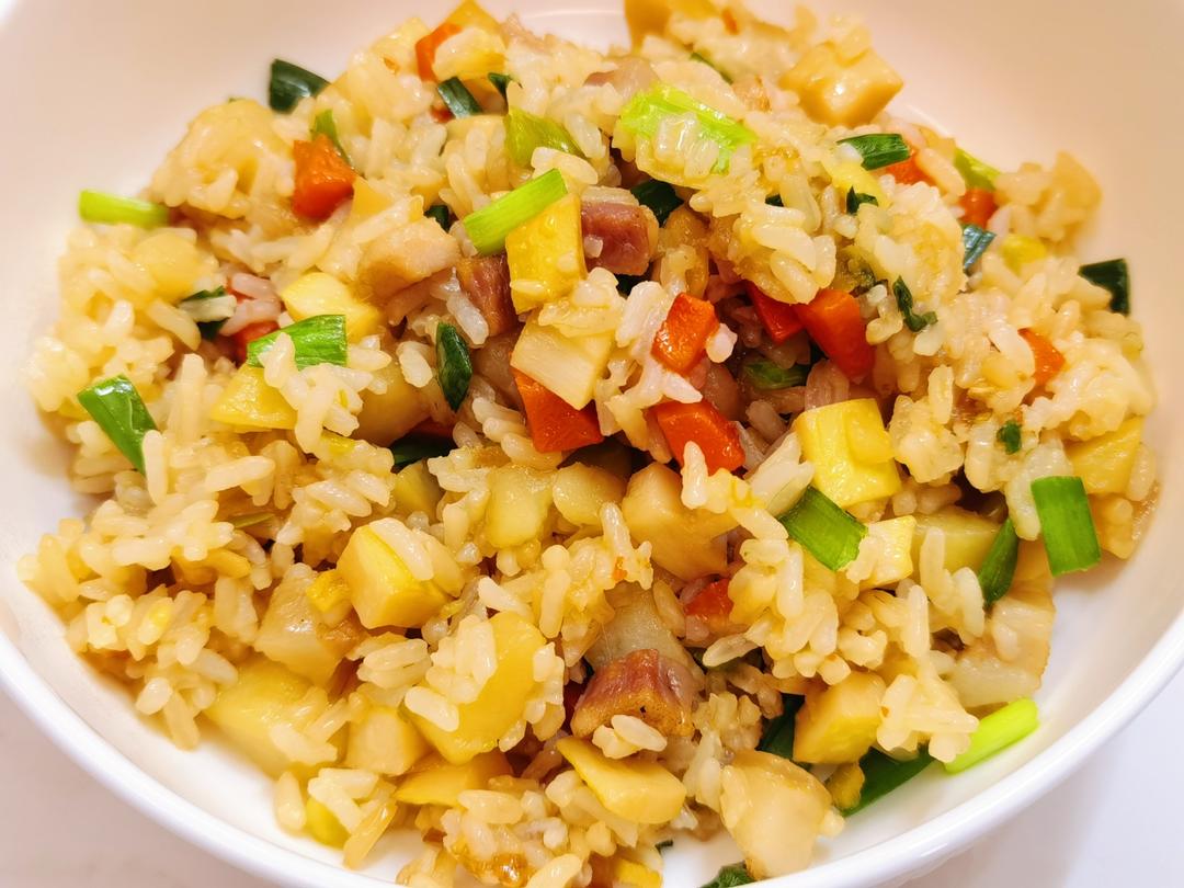 春意盎然的【春笋腊味焖饭】