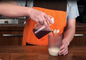 水晶烤奶茶制作配方---誉世晨奶茶培训的做法 步骤3