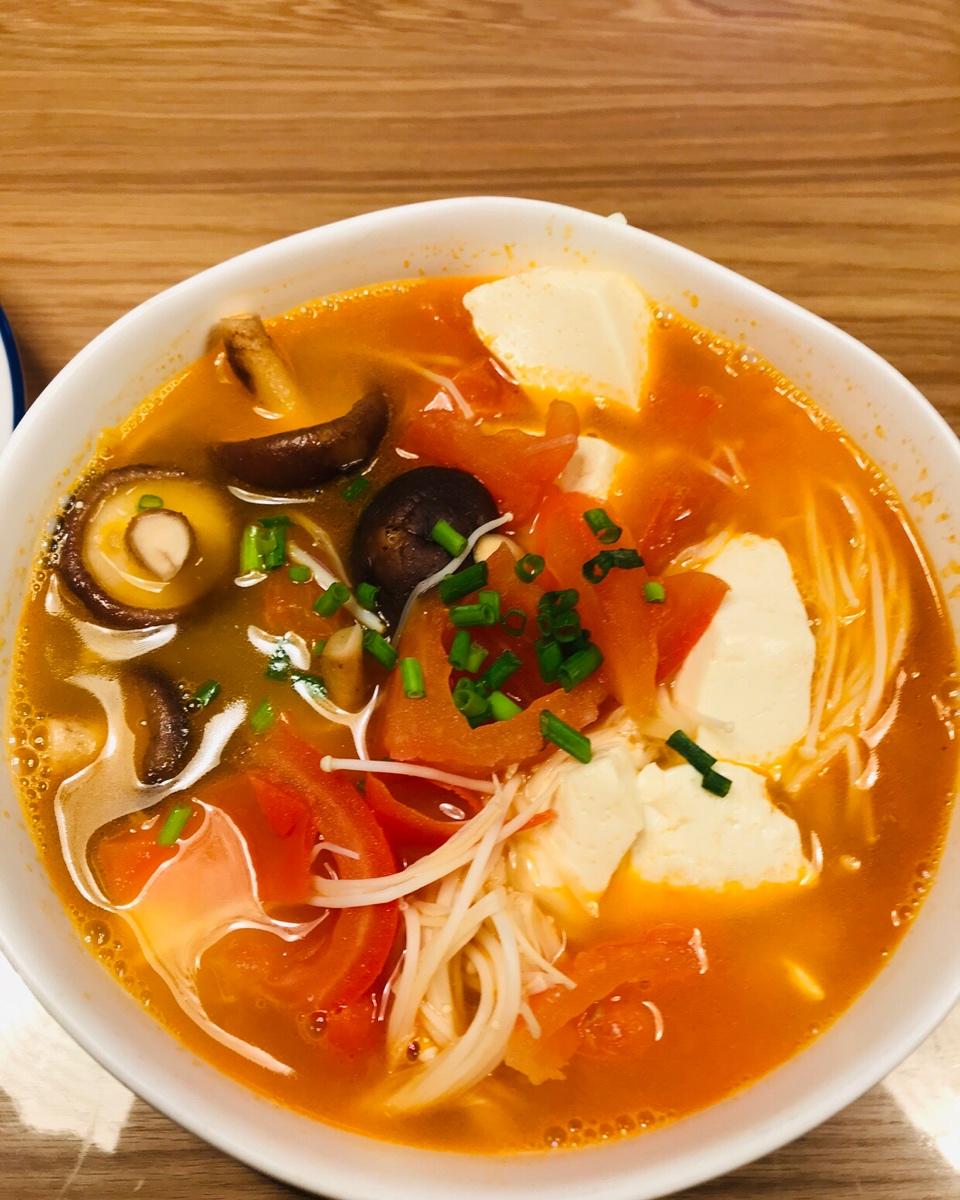 西红柿菌菇豆腐汤
