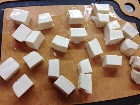 椒盐脆皮黄金豆腐磚的做法 步骤2