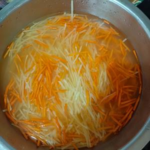 家常蒸菜~土豆胡萝卜的做法 步骤1