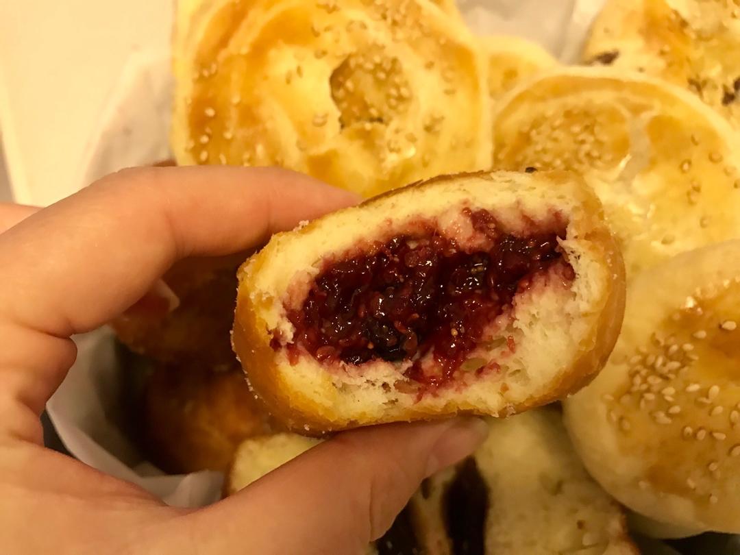 好吃到哭泣的甜甜圈VANILLA CREAM-FILLED DOUGHNUTS