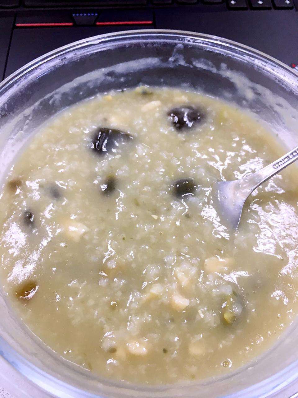 kyle白做的电饭煲版皮蛋瘦肉粥