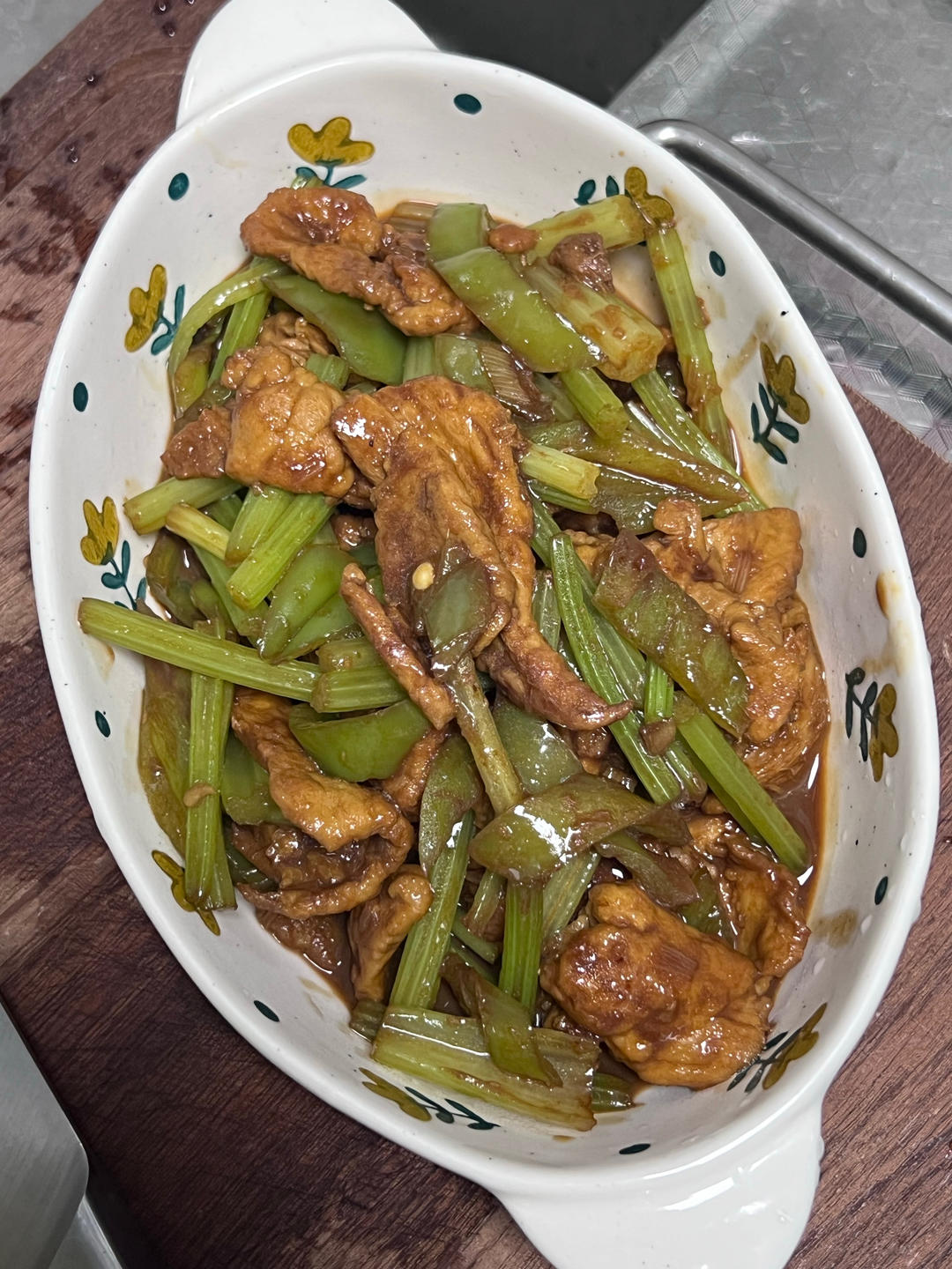 芹菜炒肉（简单下饭）