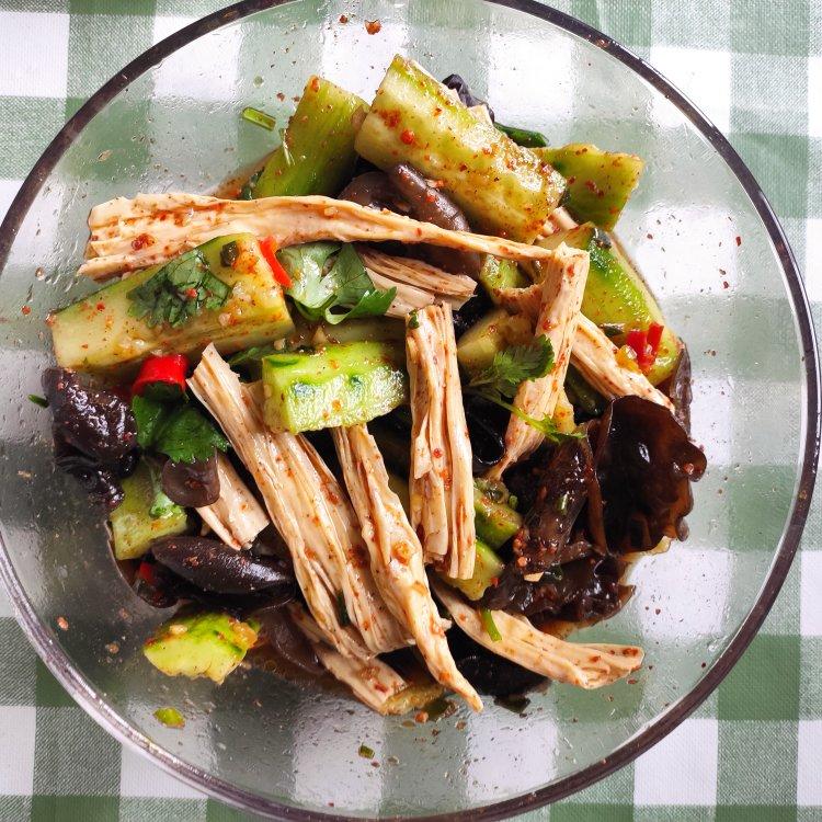 上桌就秒光的爽口凉菜～黄瓜拌腐竹