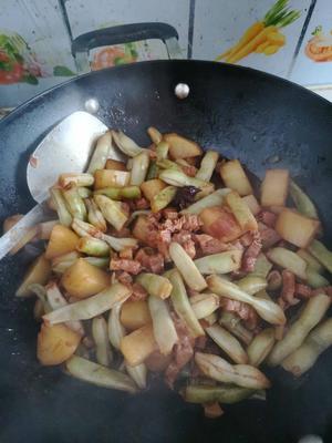 豆角土豆粉条炖肉的做法 步骤6