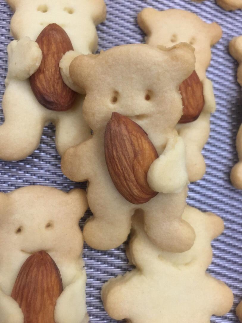 抱杏仁的小熊（造型饼干）