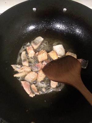 三文鱼炖豆腐的做法 步骤2