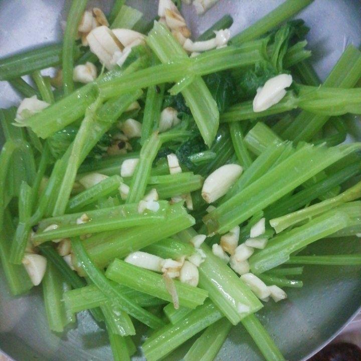 家常凉菜--炝拌芹菜