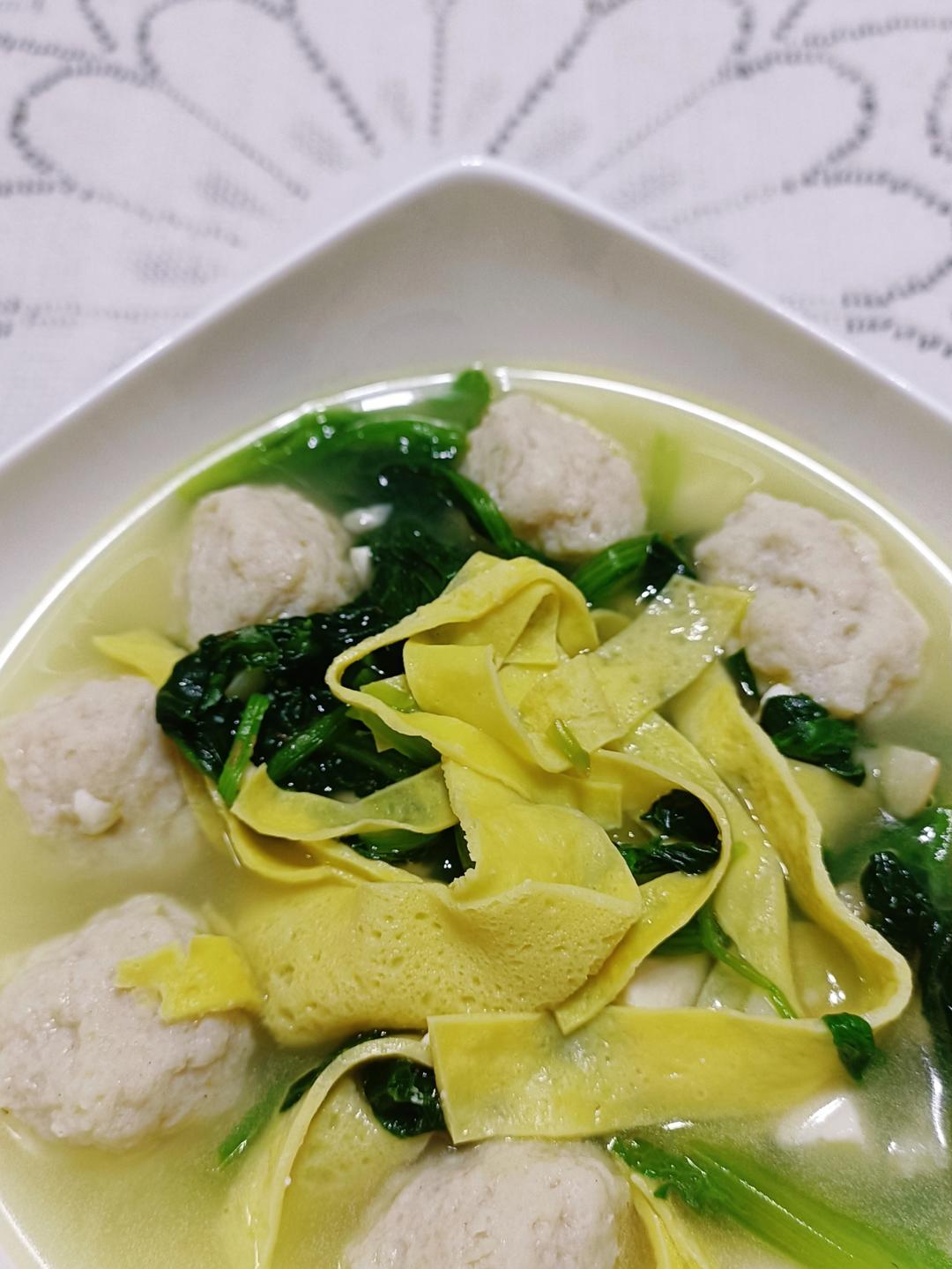 简单易学，清淡好喝～鱼丸鸡蛋菠菜汤