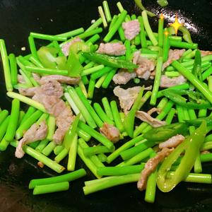 蒜苔炒肉的做法 步骤6
