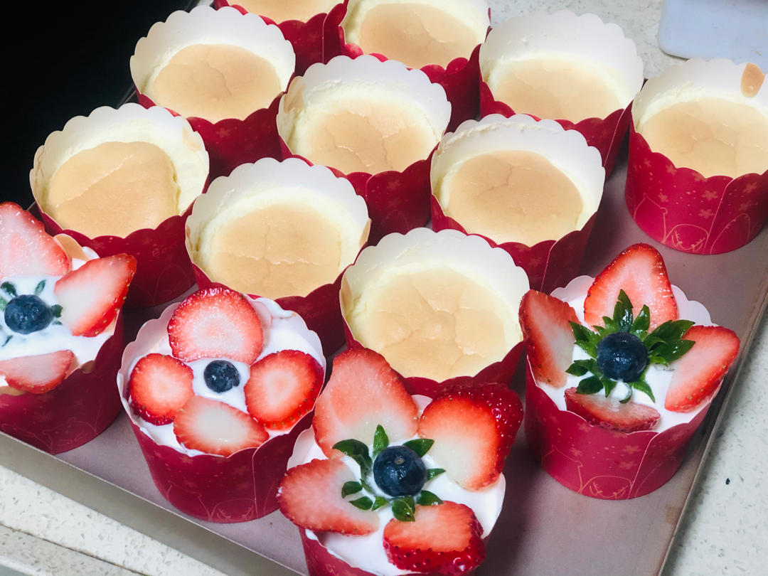 送你一朵小红花杯子蛋糕