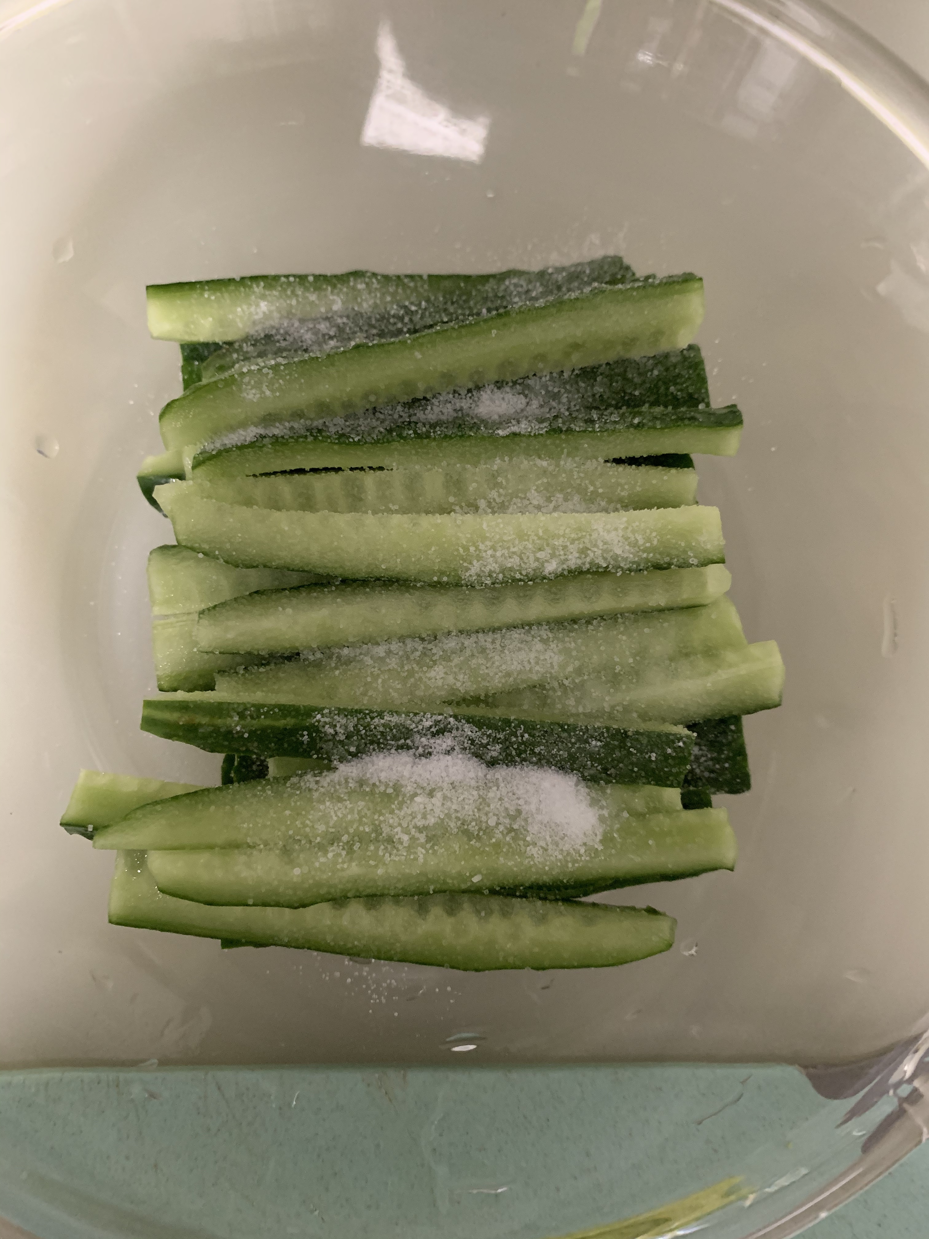 炝拌黄瓜的做法 步骤2