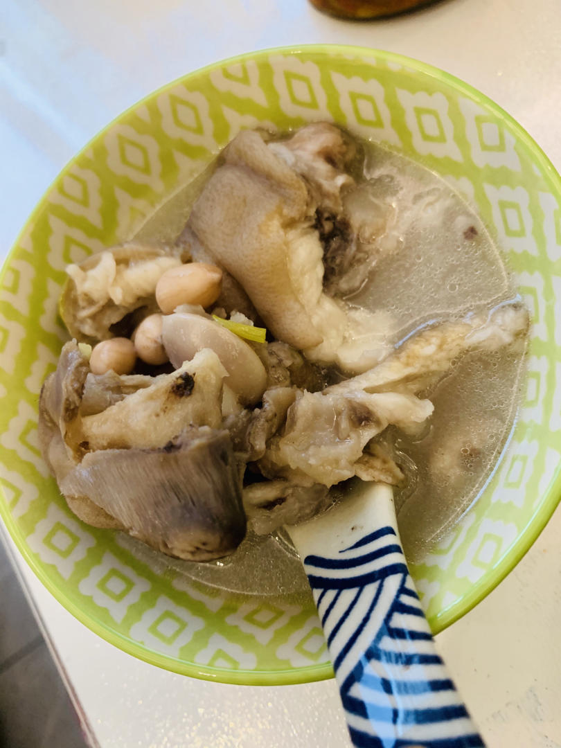 黄豆花生猪脚汤