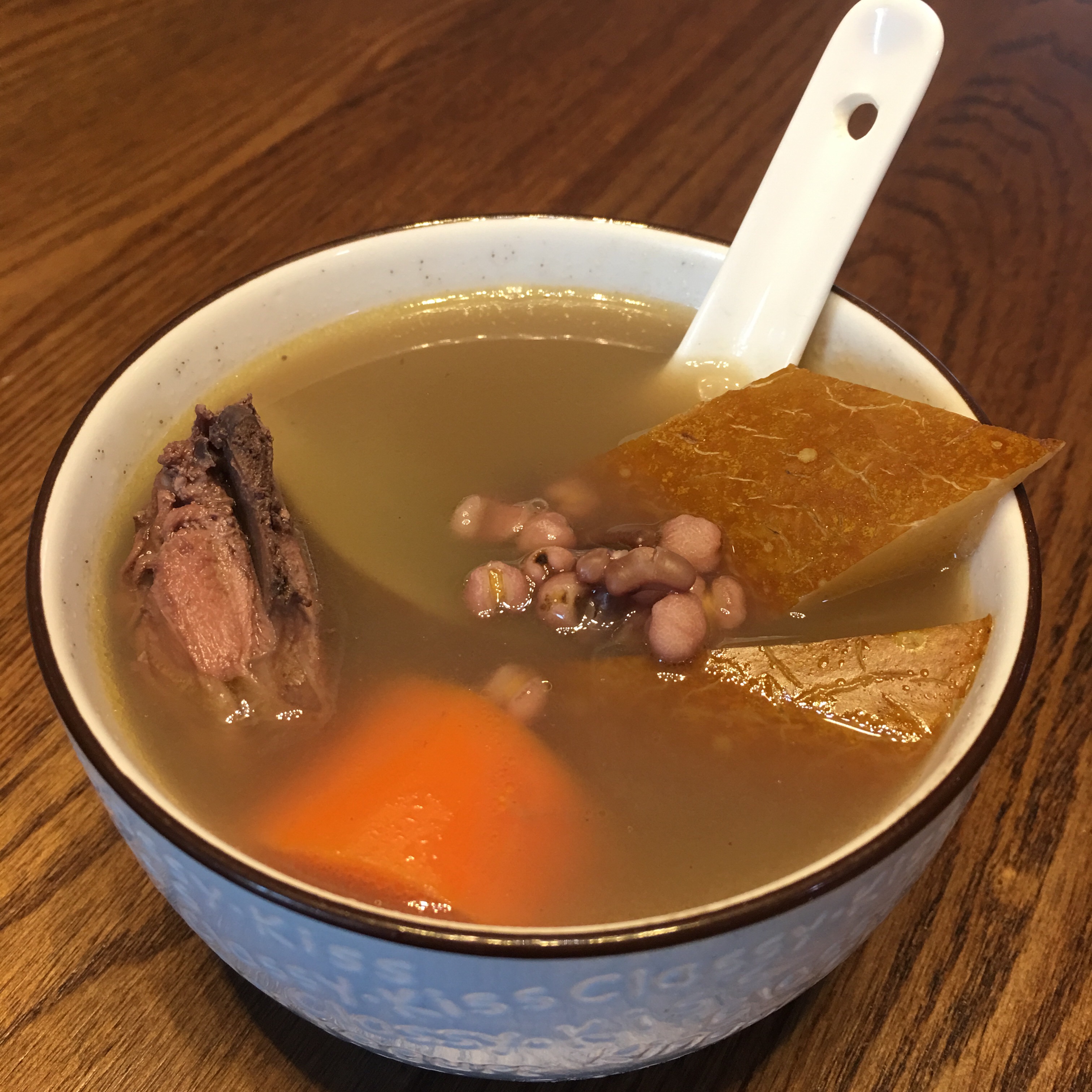 广东汤水之三                            袪湿利水金山老黄瓜猪骨汤的做法