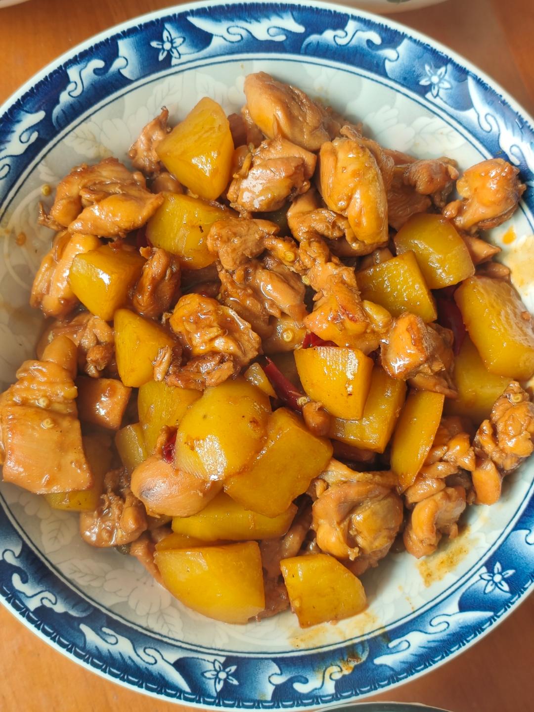 鸡腿炖土豆 上桌秒空盘 汤都喝干了！