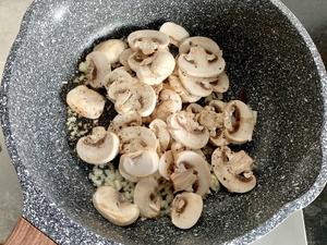 芦笋炒口菇，美味又健康的做法 步骤4