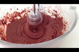 经典红丝绒杯子蛋糕（red velvet cupcake）的做法 步骤6