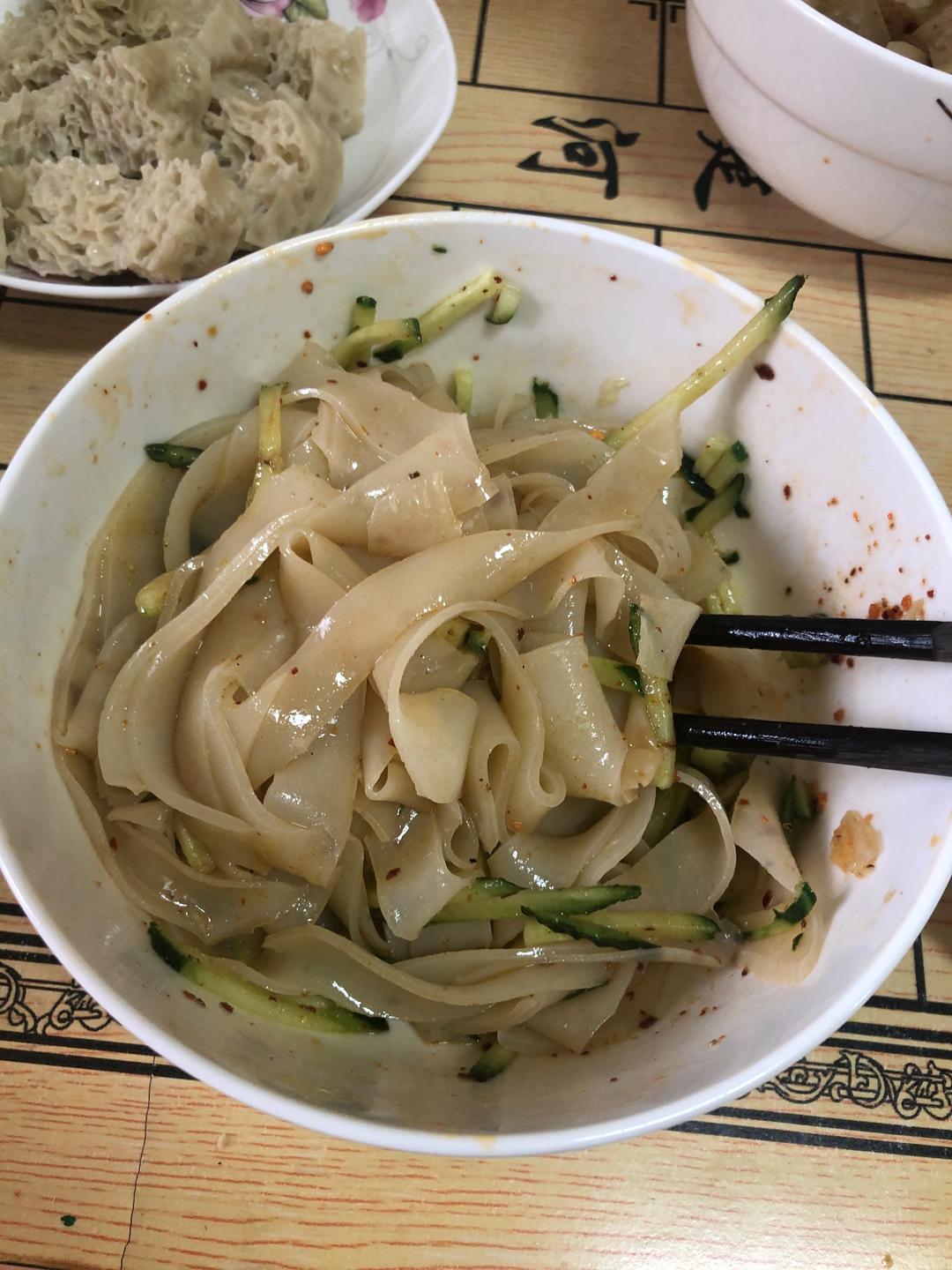 【自制凉皮的做法步骤图，自制凉皮怎么做好吃】Yoyo妈de小厨房_下厨房