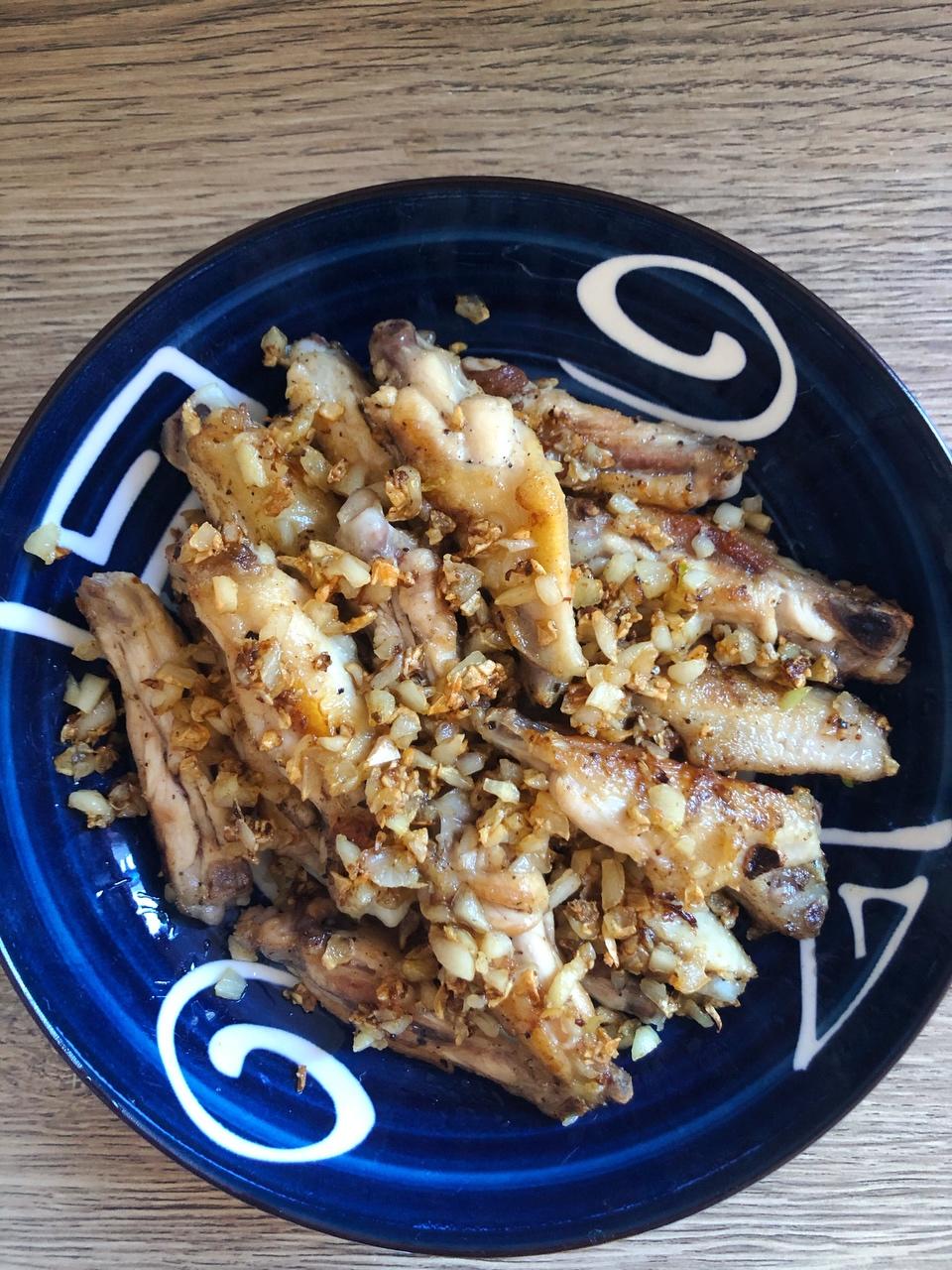 好吃到吸指头的蒜香鸡翅的做法