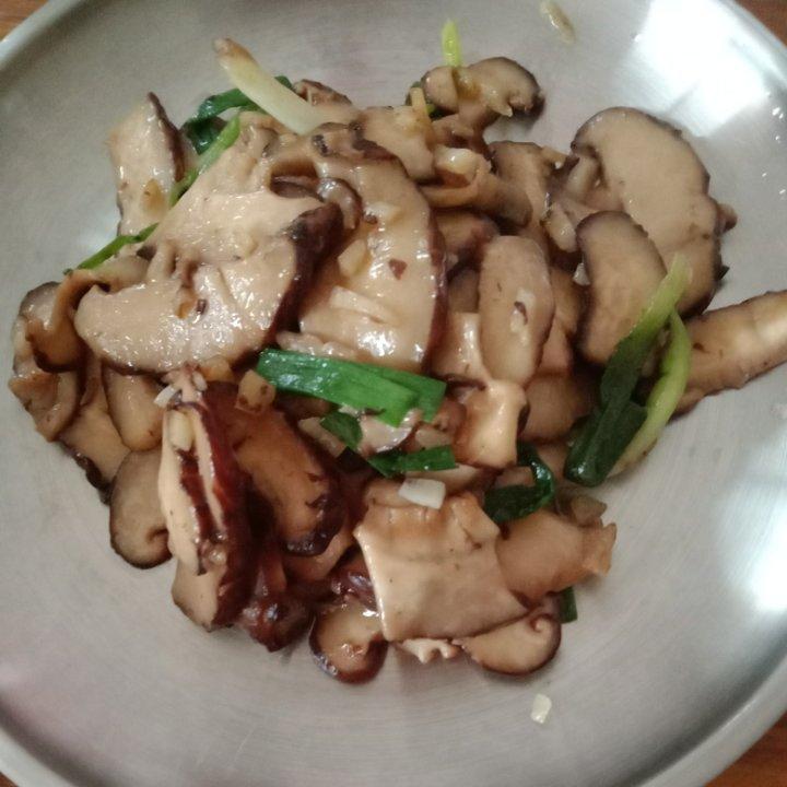 分享一个香菇好吃的做法，不用烧鸡不用炖汤，简单炒一炒，真香