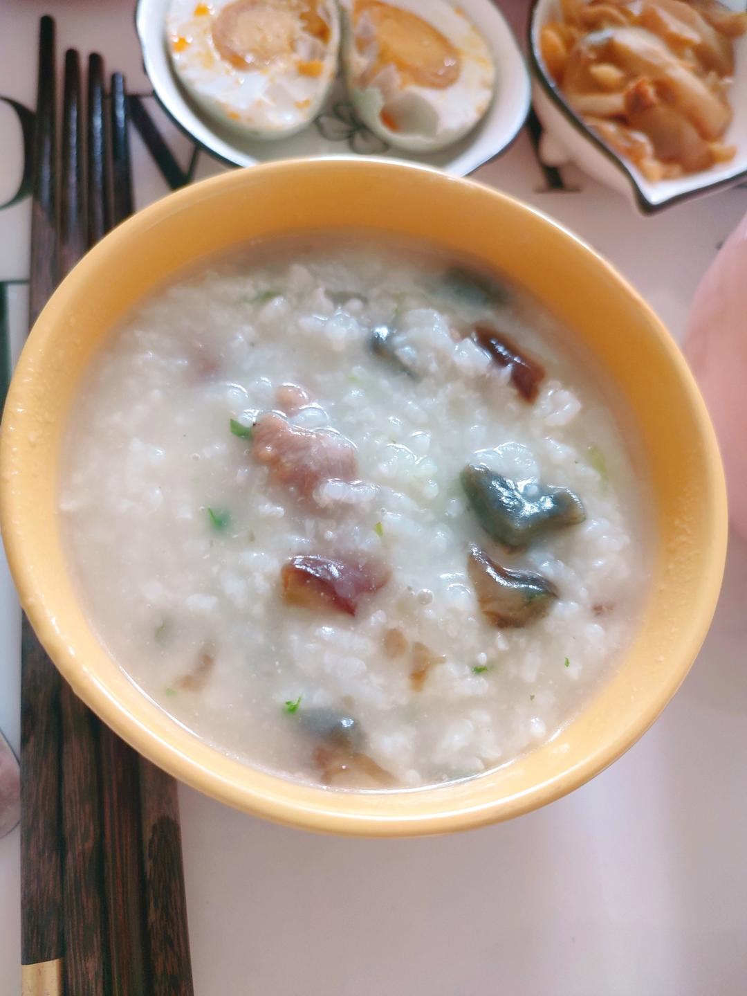 妈妈👩教我做的皮蛋瘦肉粥🥣简单快捷美味😋