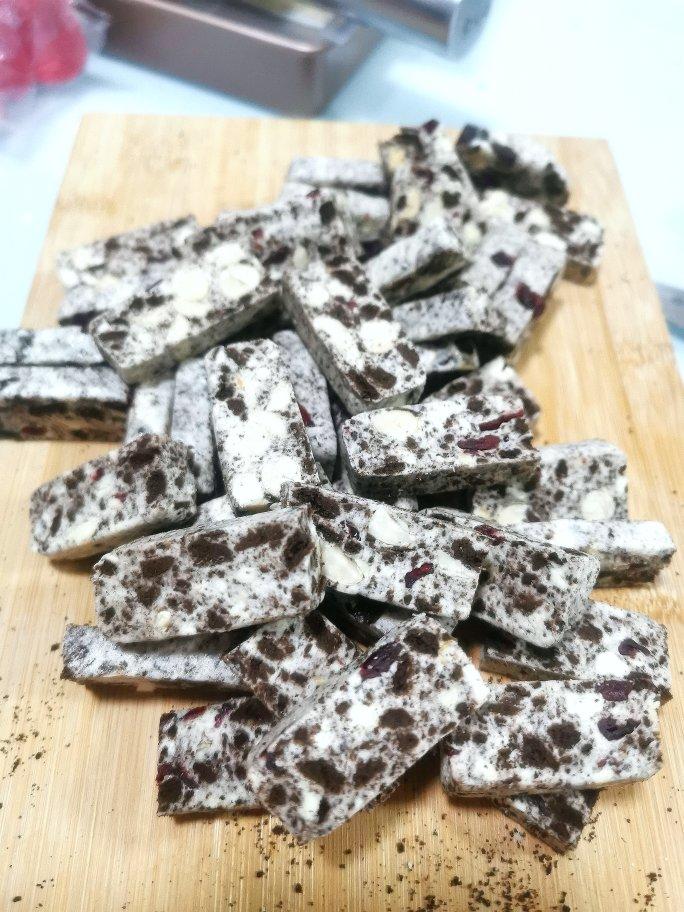 好吃到飞起的奥利奥花生牛轧糖！