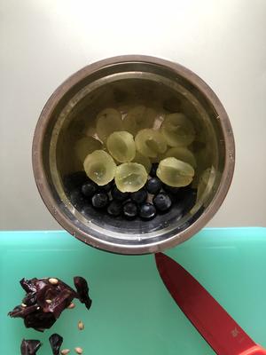 宝宝辅食之葡萄蓝莓泥的做法 步骤2