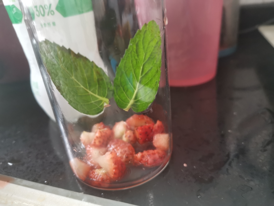 无糖无酒精的草莓莫吉托的做法 步骤1