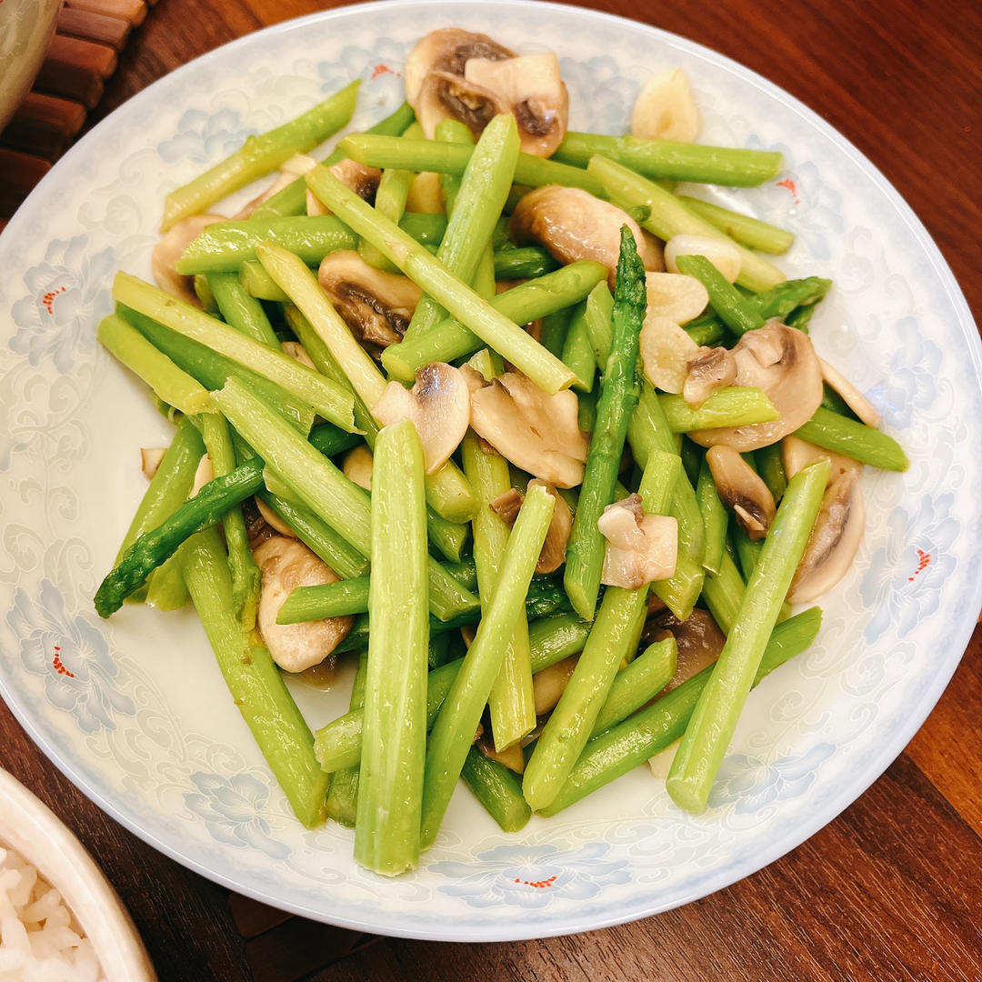芦笋炒蘑菇