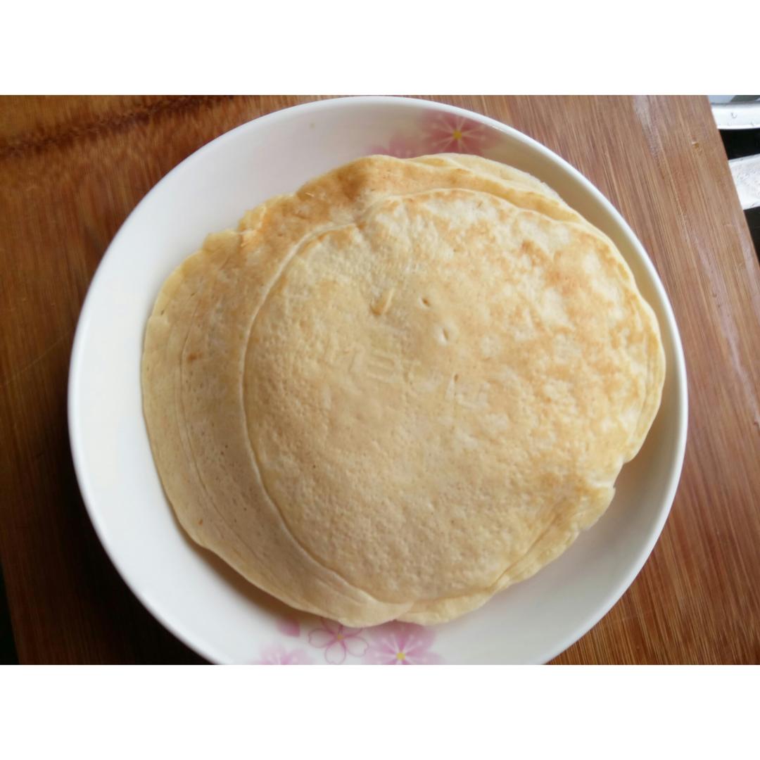 【酸奶松饼yogurt pancake】，搭上黑莓果酱和枫糖的美味。