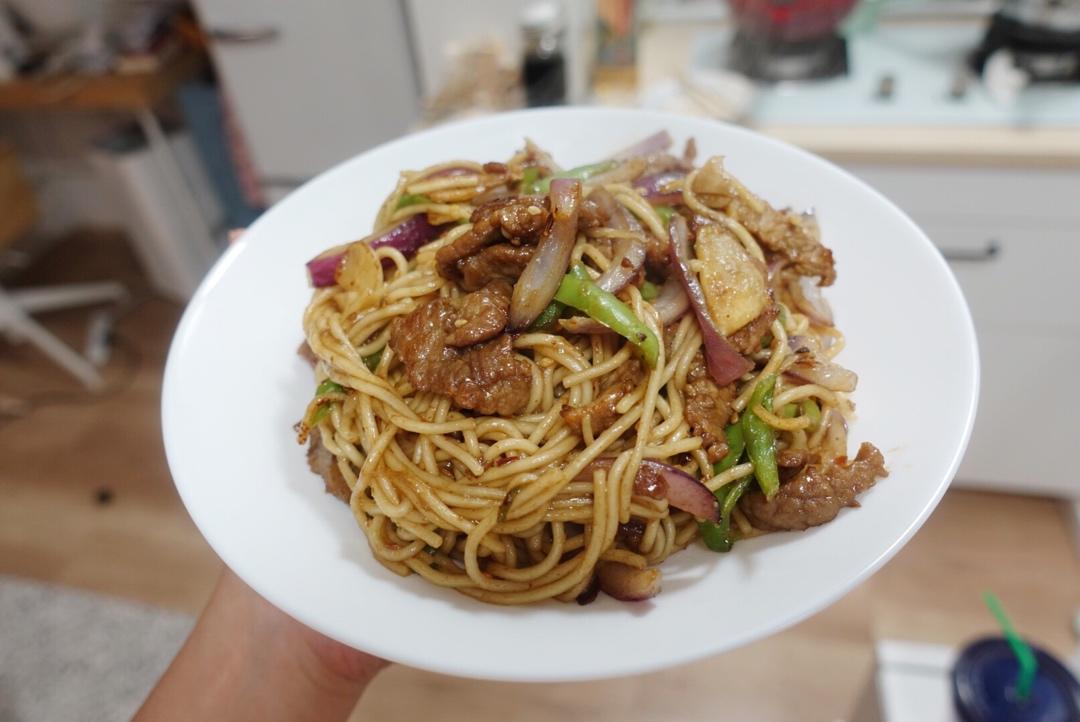 孜然牛肉炒拉条 家常面条百吃不厌的美味做法