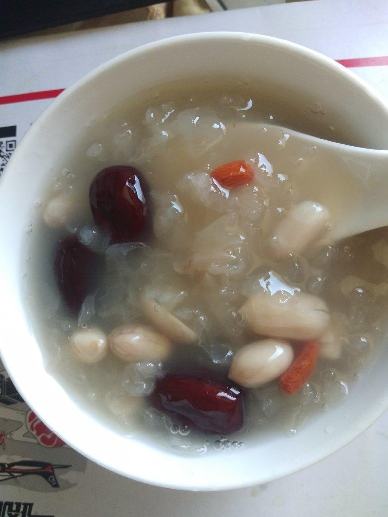 冰糖银耳红枣汤