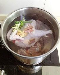 火腿炖鸡汤的做法 步骤1