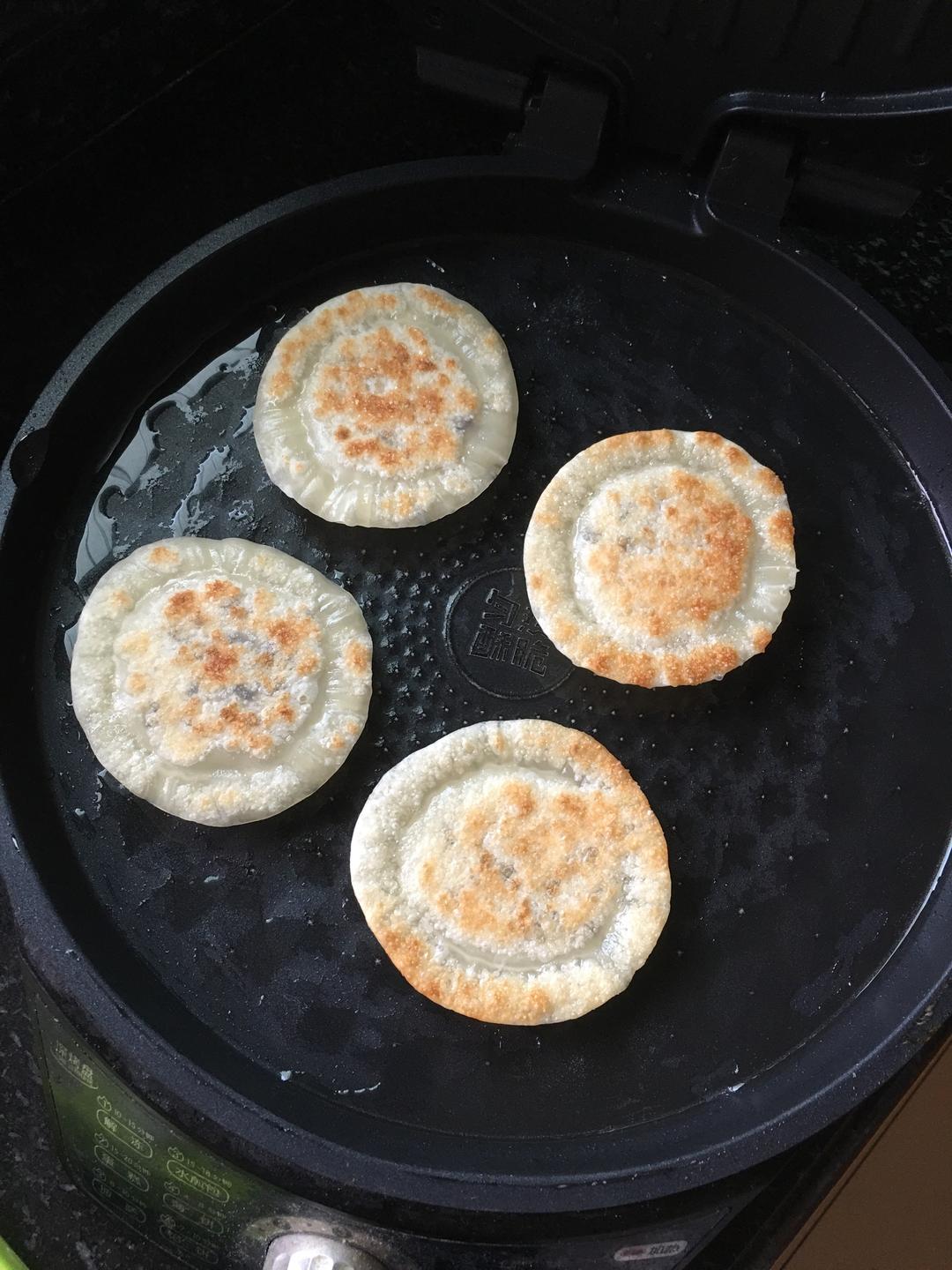 剩饺子皮做༄「简易红豆饼」༄的做法 步骤8