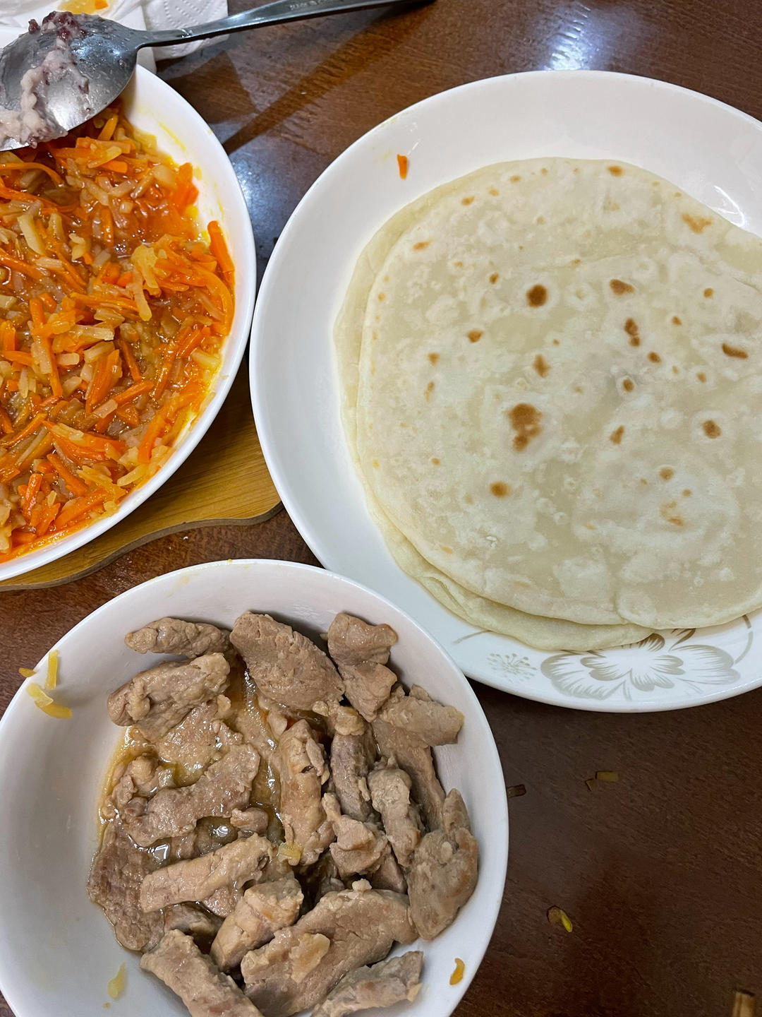 京酱肉丝附饺子皮卷饼