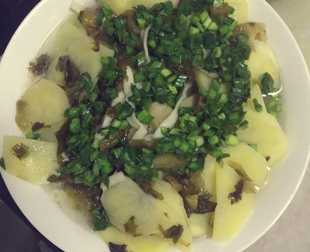 雪菜土豆拌韭菜汤面的做法