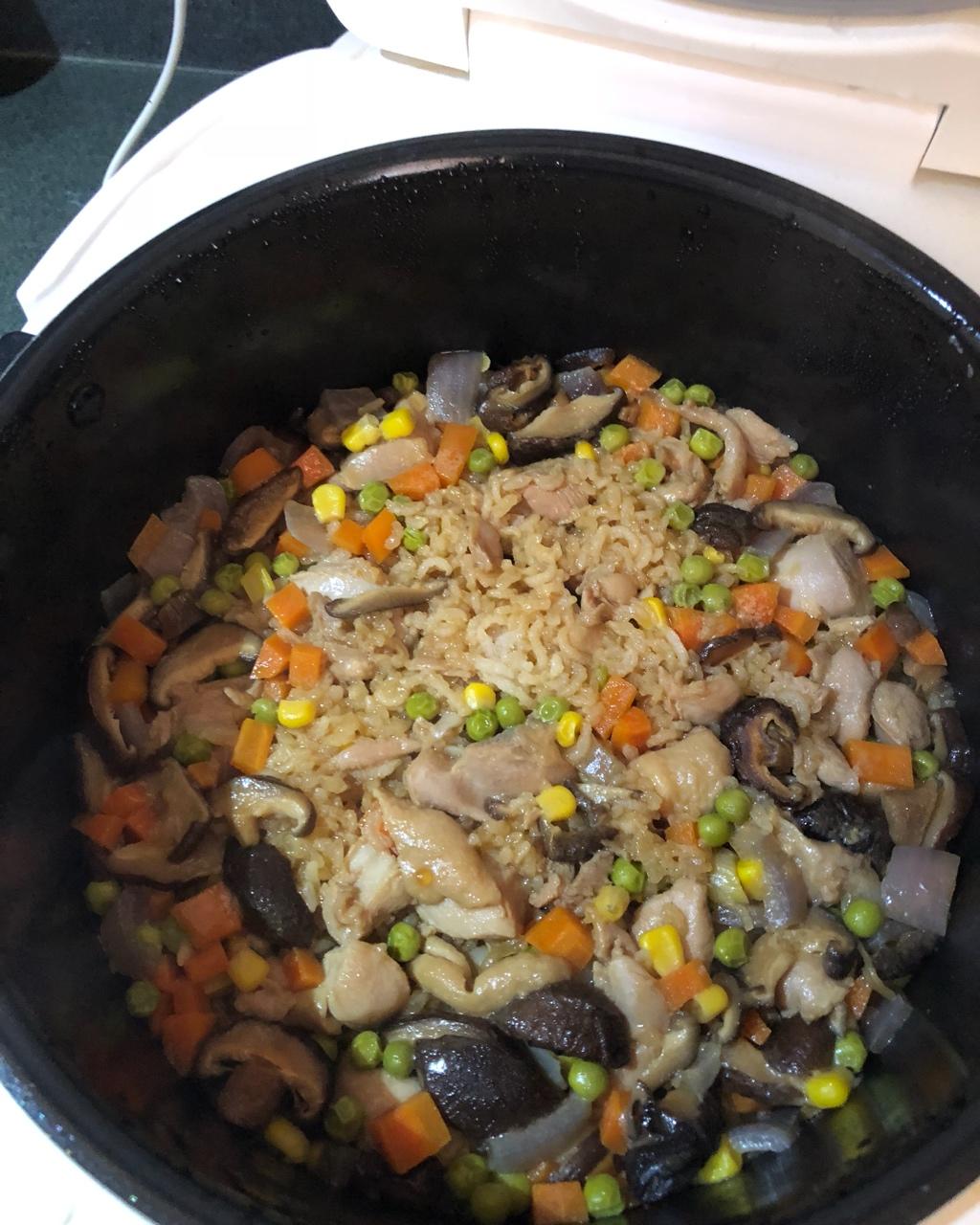 香菇鸡腿闷饭