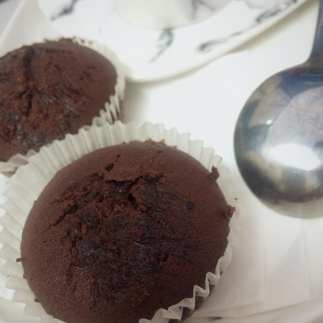 超润巧克力纸杯蛋糕（非常适合裱花、盖糖皮的cupcake方子）