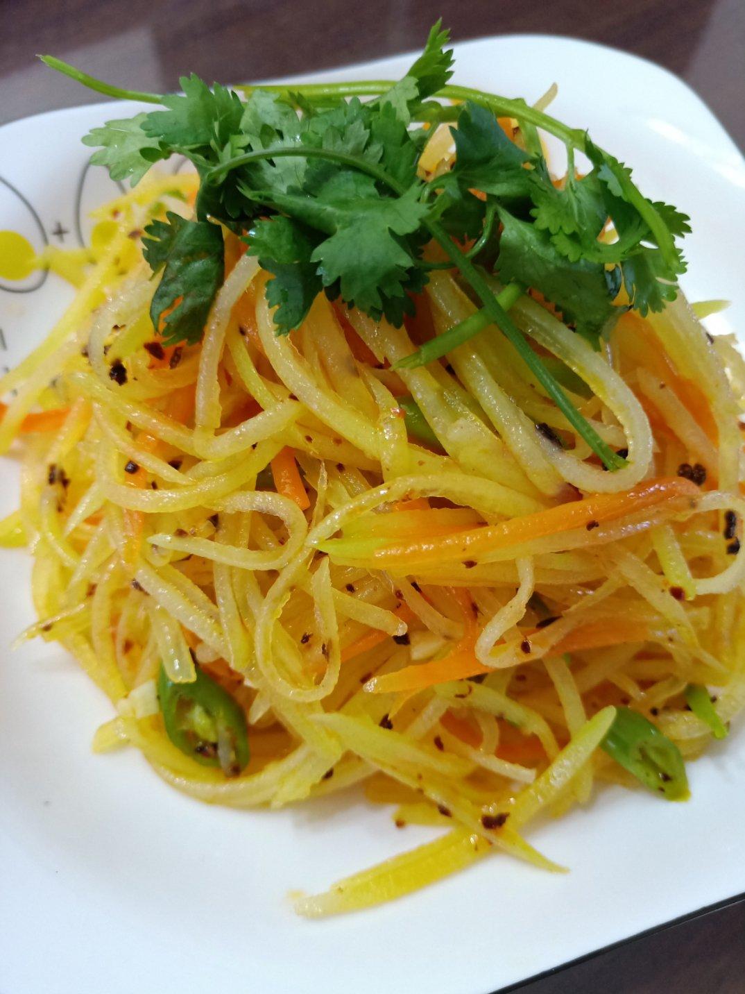 炝拌土豆丝（附辣椒油做法）