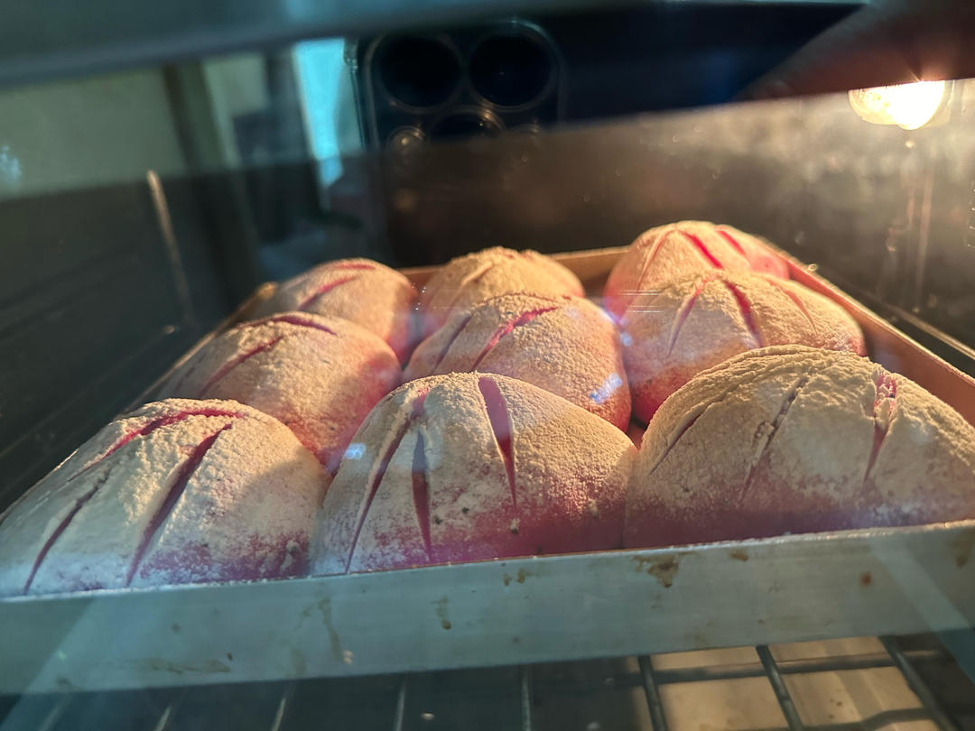 火龙果软欧包，粉嘟嘟～