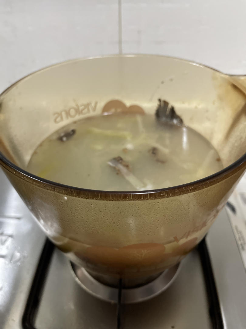 月子餐：鲫鱼丝瓜汤（促进乳汁分泌）