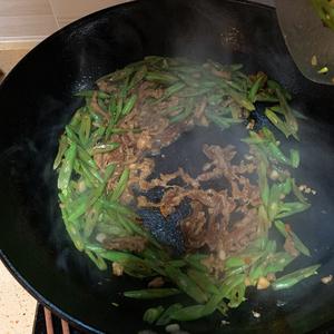 家常下饭菜：四季豆炒肉的做法 步骤6