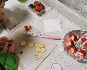 草莓香蕉圣诞老人糖葫芦的做法 步骤6