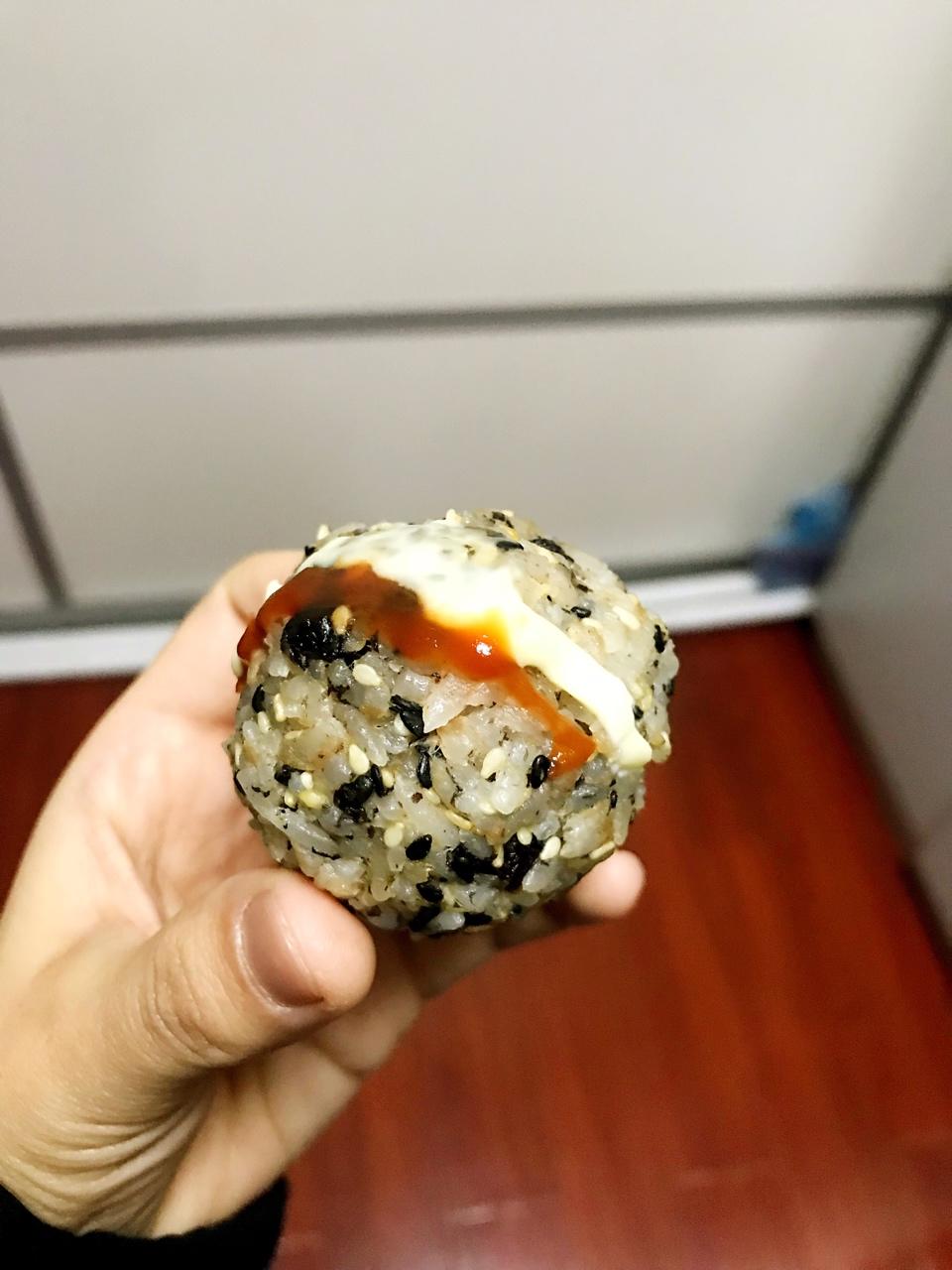 泡菜金枪鱼饭团
