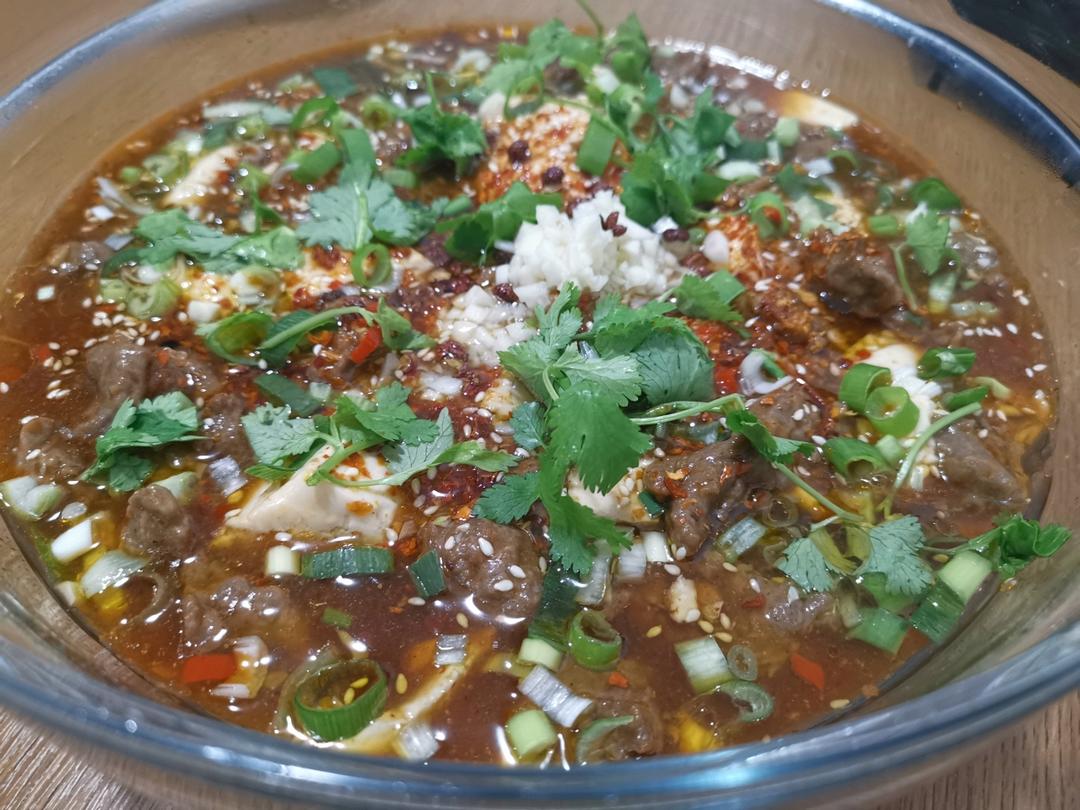 厨师长教你：“豆花水煮牛肉”做法，牛肉麻辣鲜香，豆花嫩滑入味