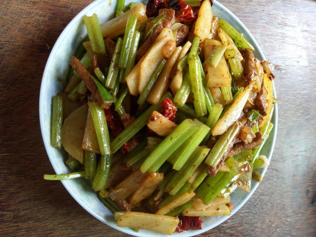 西芹甜椒炒土豆片