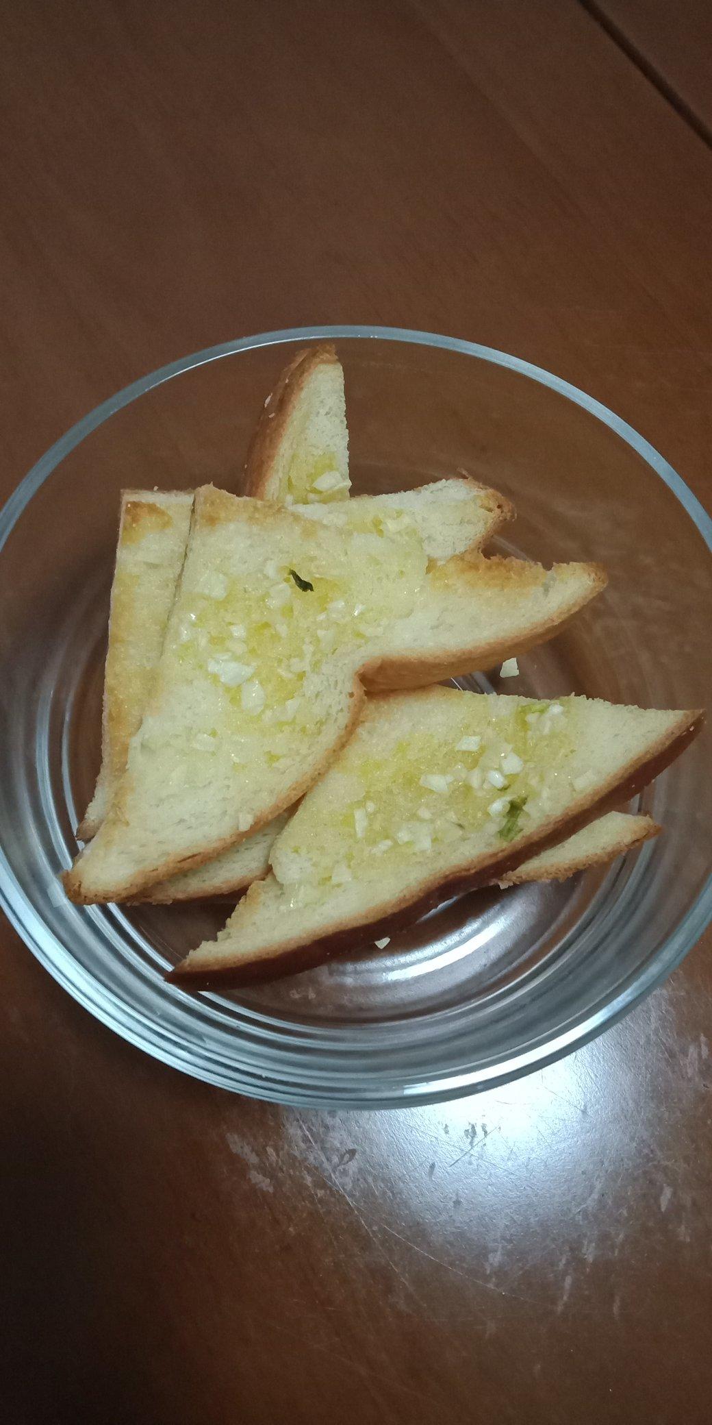 吃完还想啃手指的蒜香烤吐司面包